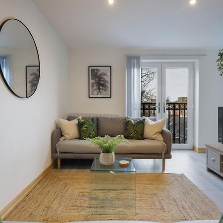 Large, Newly Renovated, Three Bedroom Town Centre Split Level Apartment With Free Parking, Sleeps Seven - Walking Distance To Beach Μπόρνμουθ Εξωτερικό φωτογραφία