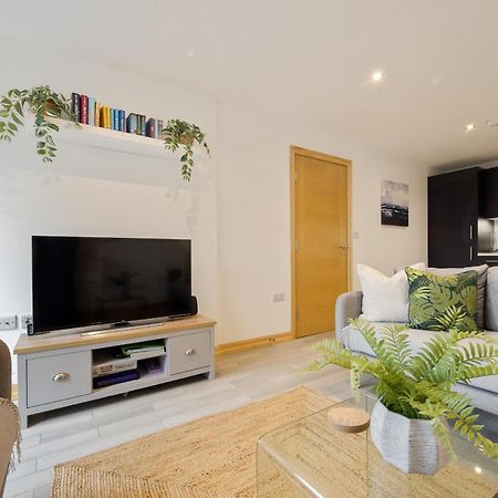 Large, Newly Renovated, Three Bedroom Town Centre Split Level Apartment With Free Parking, Sleeps Seven - Walking Distance To Beach Μπόρνμουθ Εξωτερικό φωτογραφία