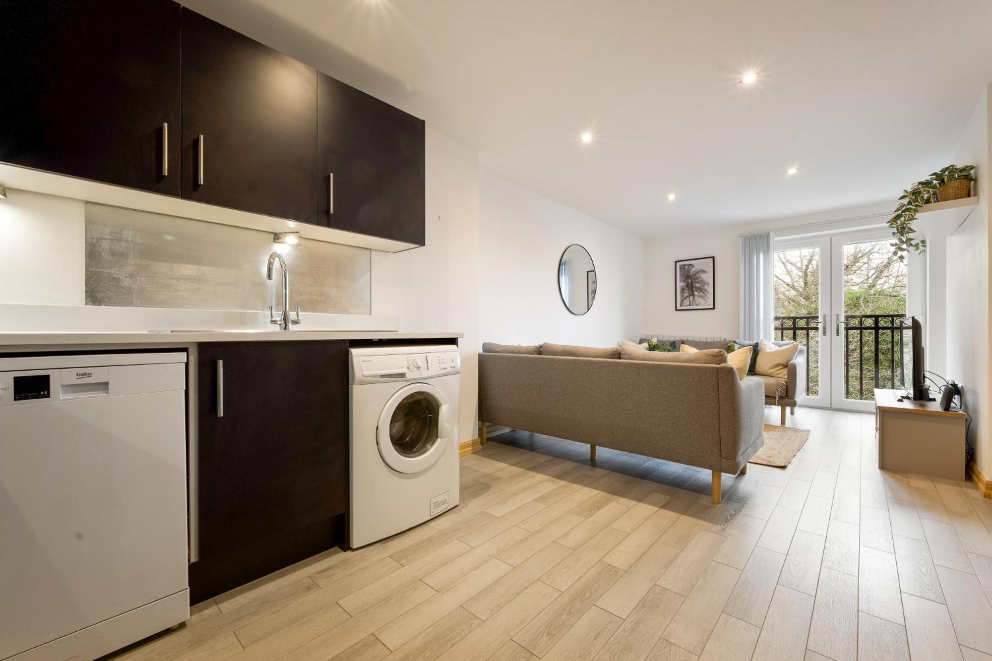 Large, Newly Renovated, Three Bedroom Town Centre Split Level Apartment With Free Parking, Sleeps Seven - Walking Distance To Beach Μπόρνμουθ Εξωτερικό φωτογραφία