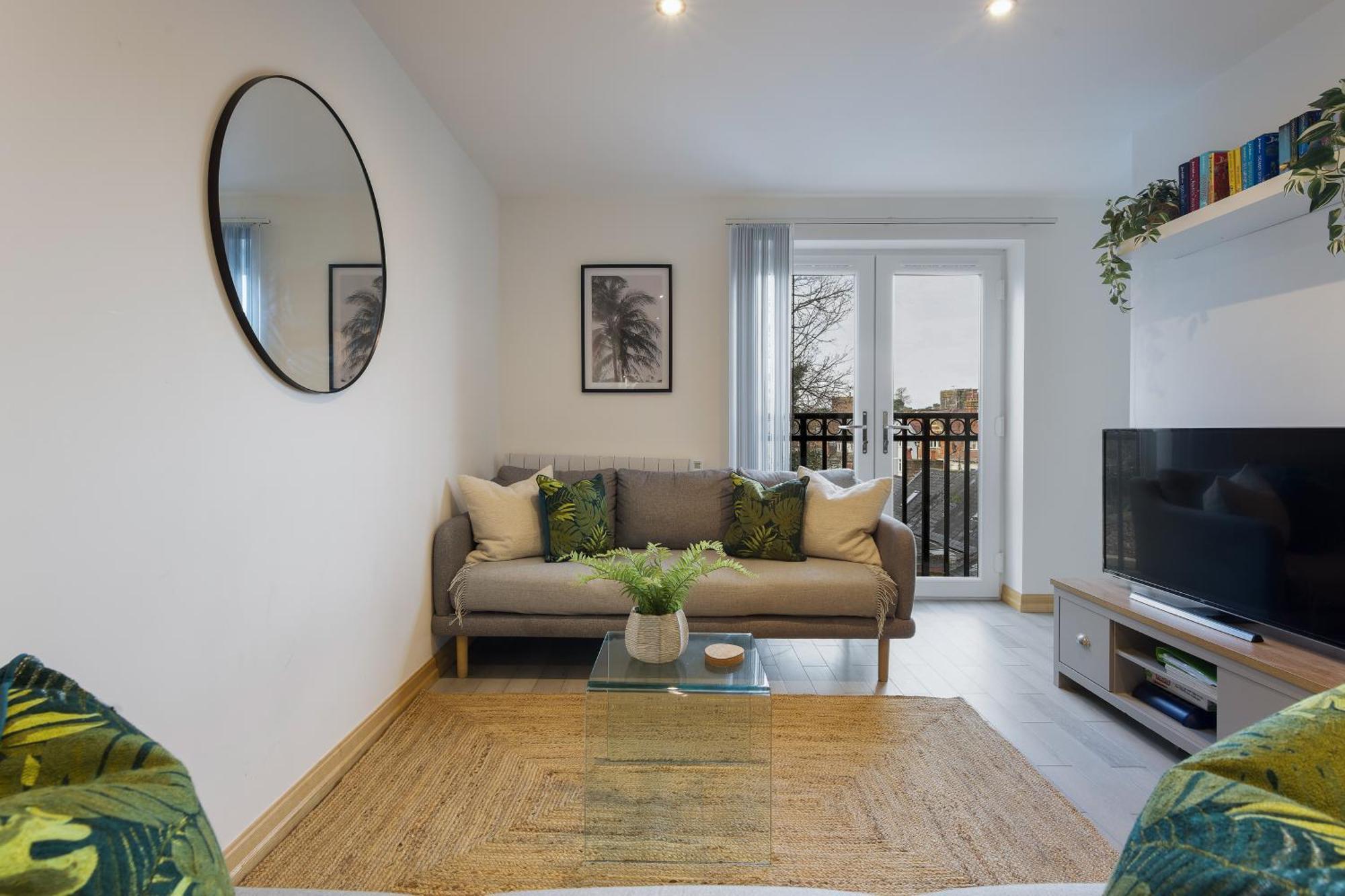 Large, Newly Renovated, Three Bedroom Town Centre Split Level Apartment With Free Parking, Sleeps Seven - Walking Distance To Beach Μπόρνμουθ Εξωτερικό φωτογραφία