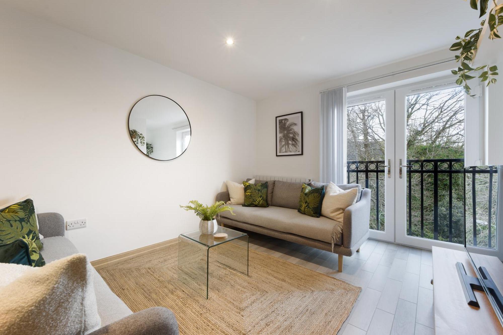 Large, Newly Renovated, Three Bedroom Town Centre Split Level Apartment With Free Parking, Sleeps Seven - Walking Distance To Beach Μπόρνμουθ Εξωτερικό φωτογραφία