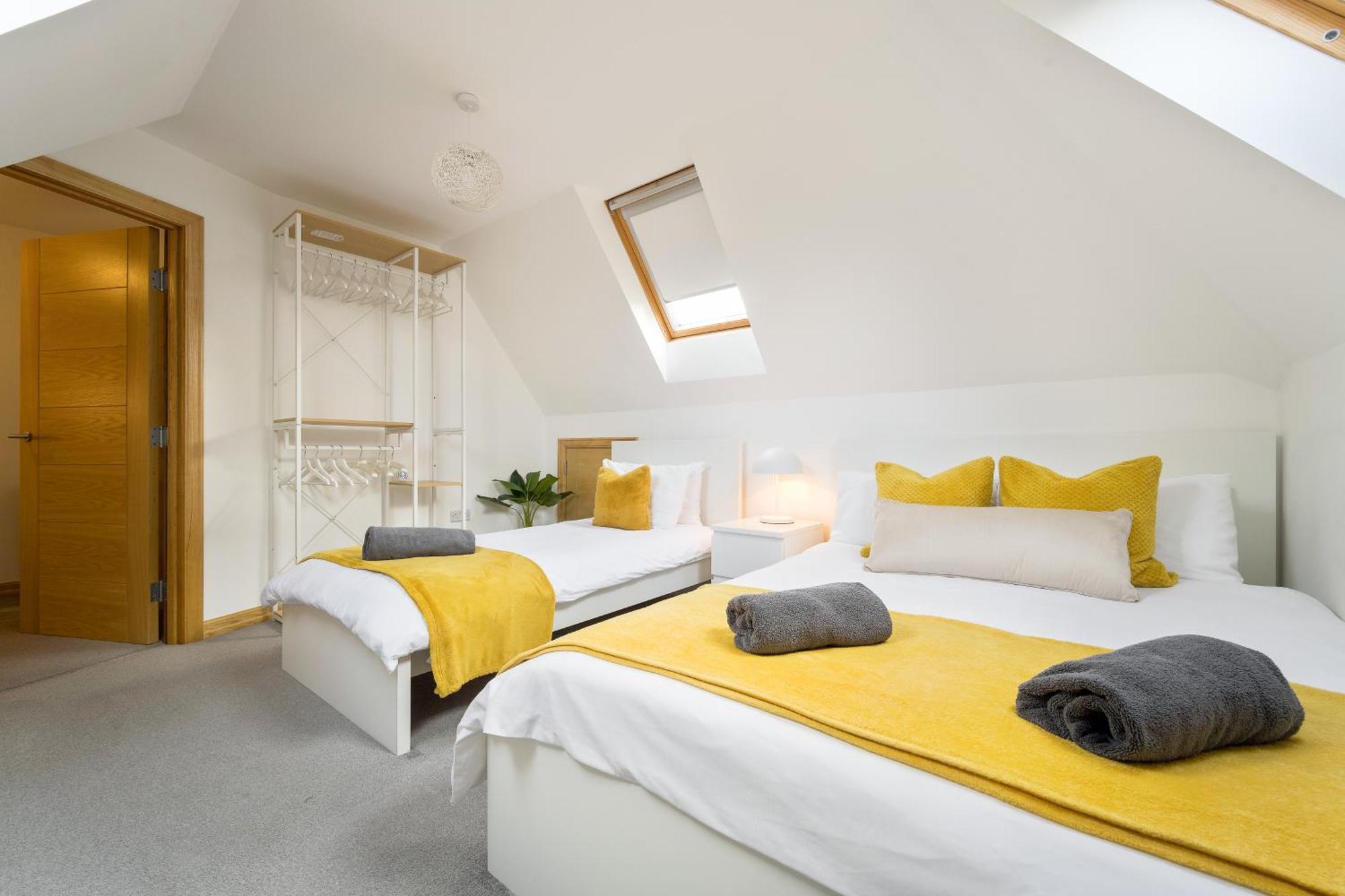 Large, Newly Renovated, Three Bedroom Town Centre Split Level Apartment With Free Parking, Sleeps Seven - Walking Distance To Beach Μπόρνμουθ Εξωτερικό φωτογραφία