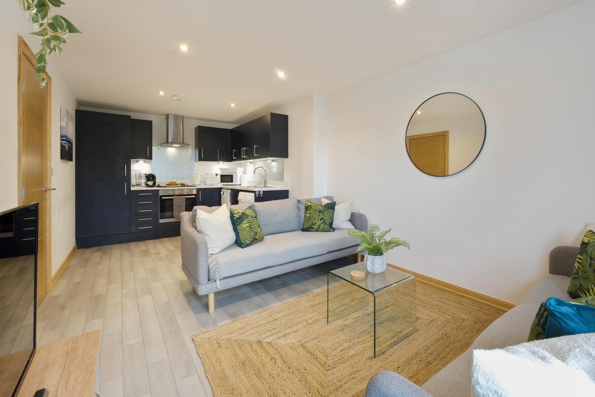 Large, Newly Renovated, Three Bedroom Town Centre Split Level Apartment With Free Parking, Sleeps Seven - Walking Distance To Beach Μπόρνμουθ Εξωτερικό φωτογραφία