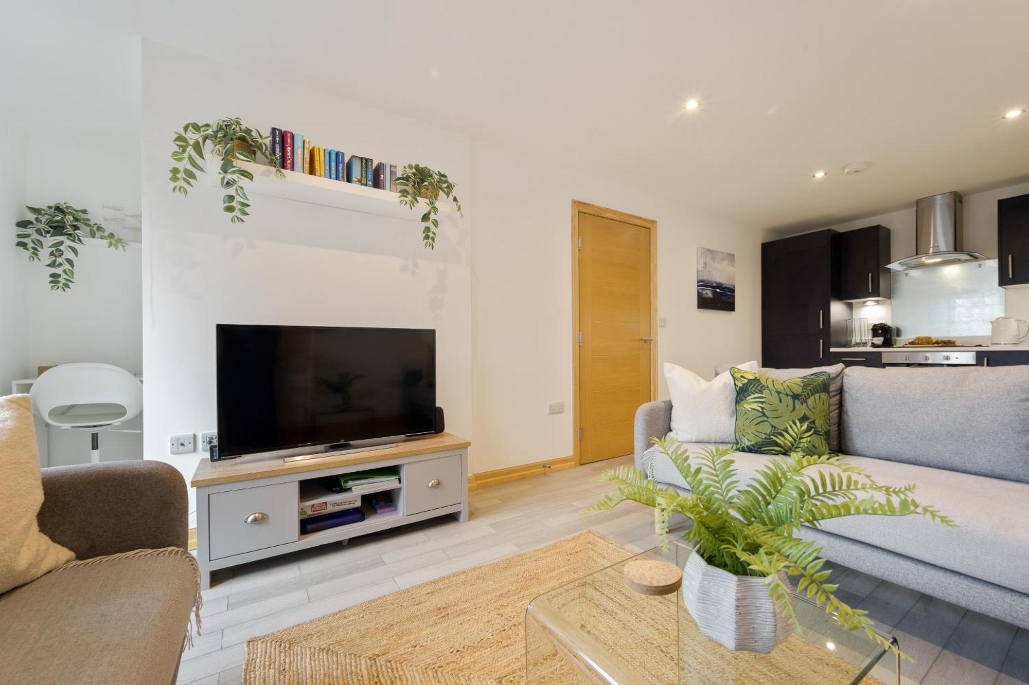 Large, Newly Renovated, Three Bedroom Town Centre Split Level Apartment With Free Parking, Sleeps Seven - Walking Distance To Beach Μπόρνμουθ Εξωτερικό φωτογραφία