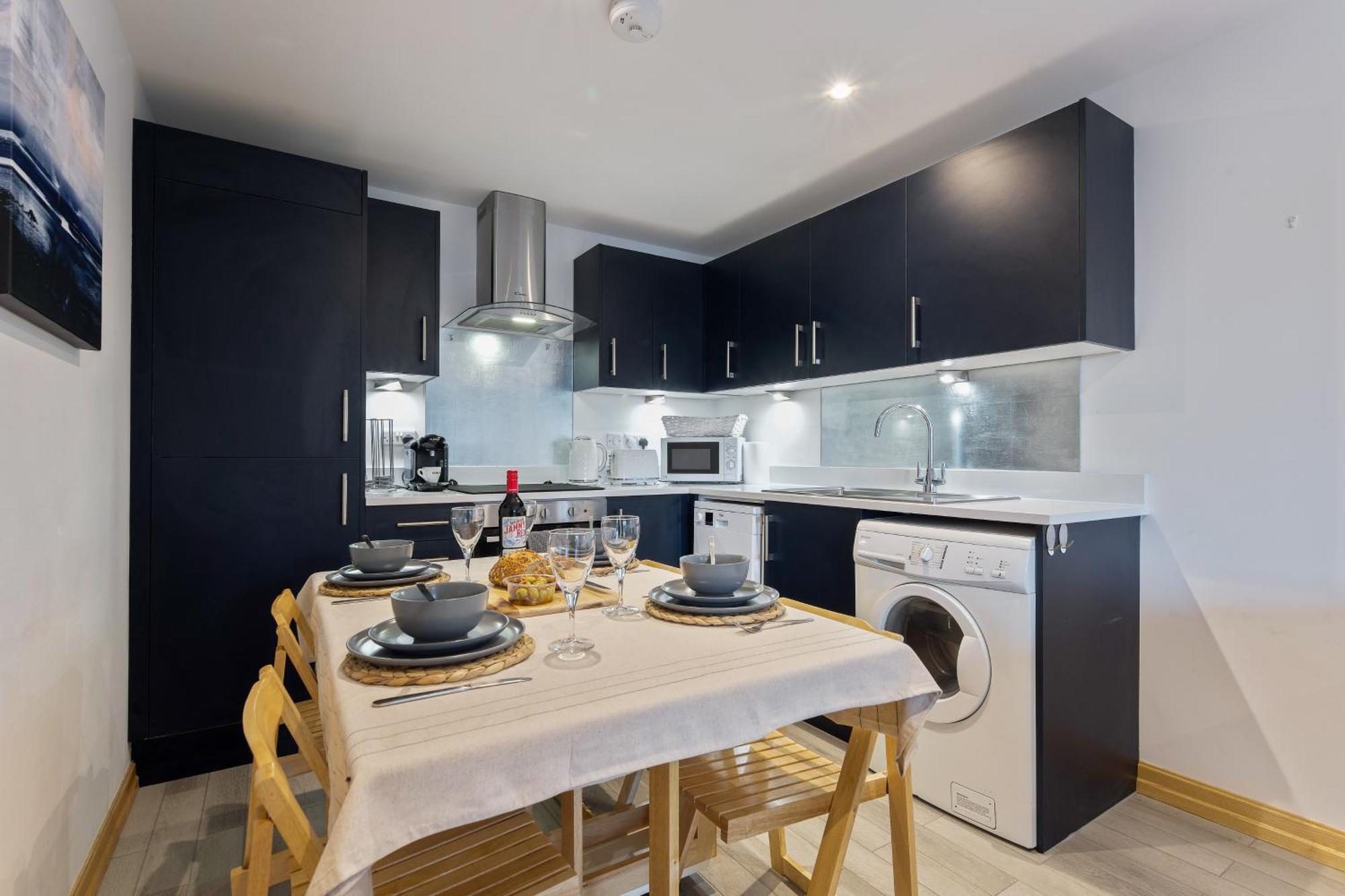 Large, Newly Renovated, Three Bedroom Town Centre Split Level Apartment With Free Parking, Sleeps Seven - Walking Distance To Beach Μπόρνμουθ Εξωτερικό φωτογραφία