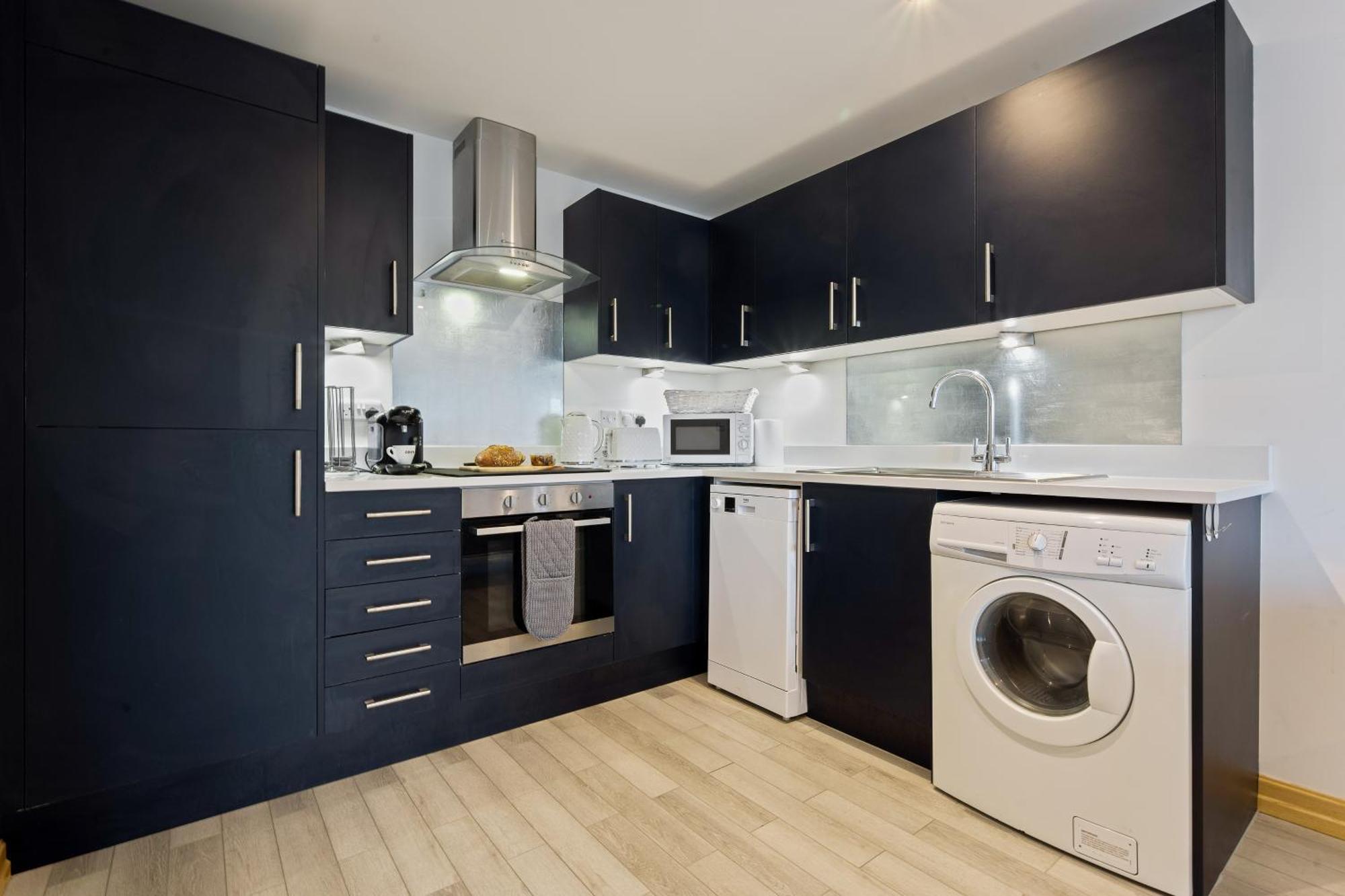 Large, Newly Renovated, Three Bedroom Town Centre Split Level Apartment With Free Parking, Sleeps Seven - Walking Distance To Beach Μπόρνμουθ Εξωτερικό φωτογραφία