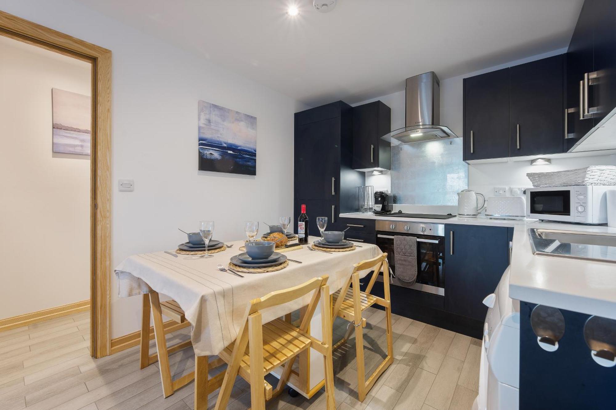 Large, Newly Renovated, Three Bedroom Town Centre Split Level Apartment With Free Parking, Sleeps Seven - Walking Distance To Beach Μπόρνμουθ Εξωτερικό φωτογραφία
