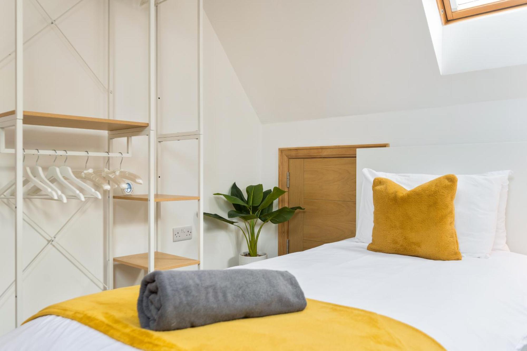 Large, Newly Renovated, Three Bedroom Town Centre Split Level Apartment With Free Parking, Sleeps Seven - Walking Distance To Beach Μπόρνμουθ Εξωτερικό φωτογραφία