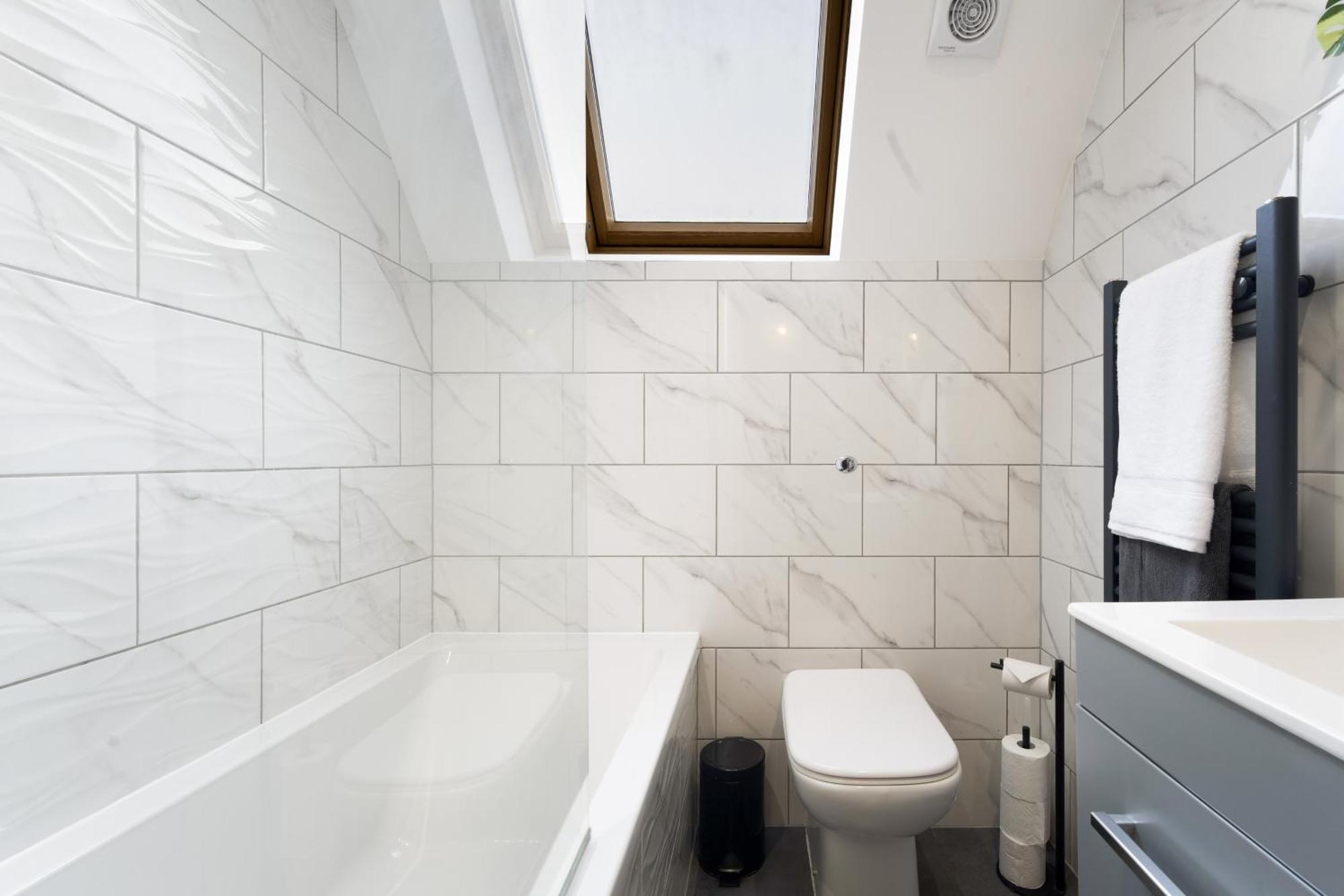 Large, Newly Renovated, Three Bedroom Town Centre Split Level Apartment With Free Parking, Sleeps Seven - Walking Distance To Beach Μπόρνμουθ Εξωτερικό φωτογραφία